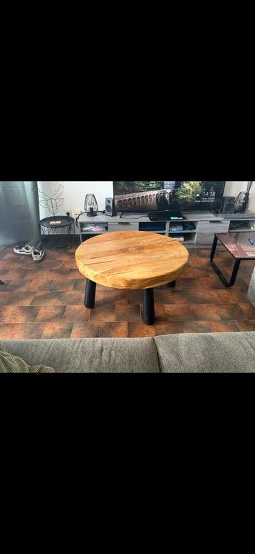 Ronde massief houten salontafel – karaktervol en robuust beschikbaar voor biedingen