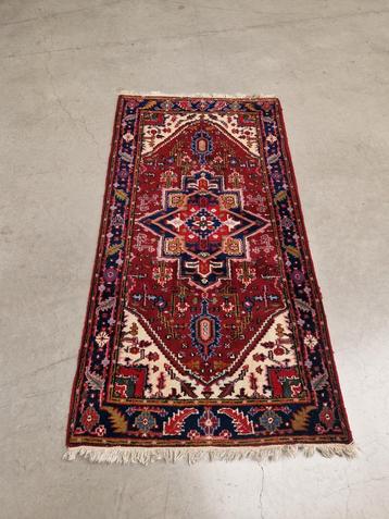 Antiek tapijt beschikbaar voor biedingen