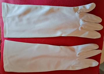 Gants de mariage / soirée blancs mi-longueur, des années 70' disponible aux enchères