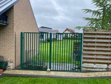 Poort (groen) / Paal-plaathouders / Betonplaten / Dakpanelen beschikbaar voor biedingen