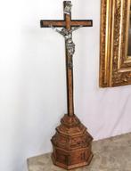 Crucifix ancien du XIXe siècle sur socle H 65cm L 46 (croix), Enlèvement
