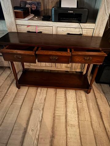 Antieke site table beschikbaar voor biedingen