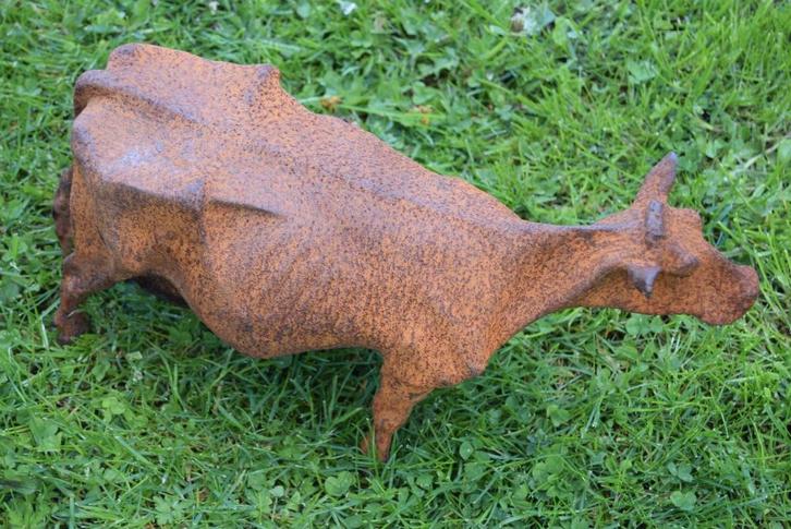 VACHE EN FONTE PATINEE ROUILLE (longueur 40 CM ), Jardin & Terrasse, Statues de jardin, Comme neuf, Animal, Autres matériaux, Enlèvement ou Envoi