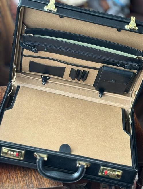 Vintage boeken en dokterstas, Handtassen en Accessoires, Tassen | Schooltassen, Zo goed als nieuw, Aktetas of Boekentas, 40 tot 50 cm