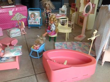 Barbie ( poppen en meubels ) disponible aux enchères