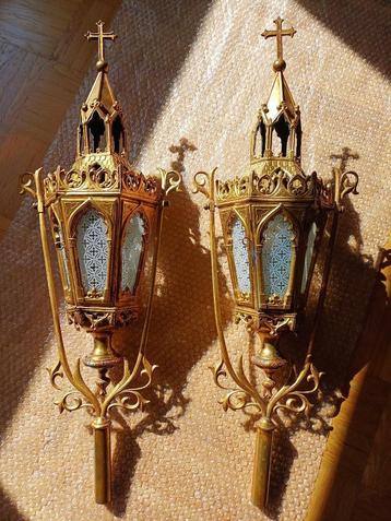 2 Flambeaux ou lanternes de procession de style néogothique
