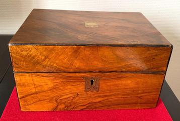 Engelse doos van 1910-20 in mahoniehout beschikbaar voor biedingen