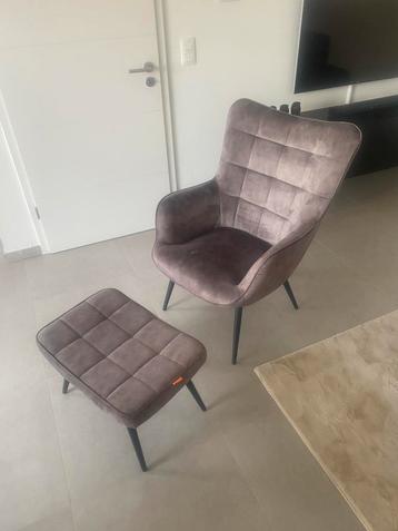 Fauteuil met voetbank beschikbaar voor biedingen