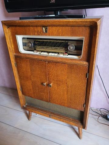 Oude radiomeubel + platenspeler beschikbaar voor biedingen
