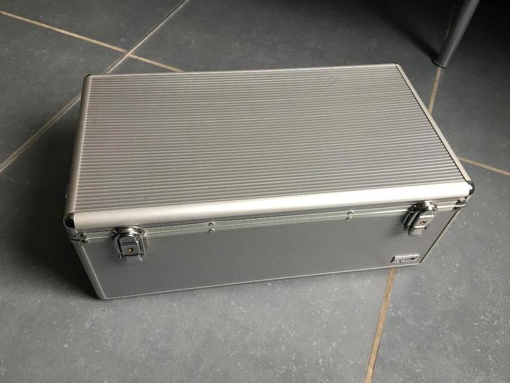 Metalen kist (CDs of andere spullen), Maison & Meubles, Accessoires pour la Maison | Coffres, Comme neuf, Enlèvement ou Envoi