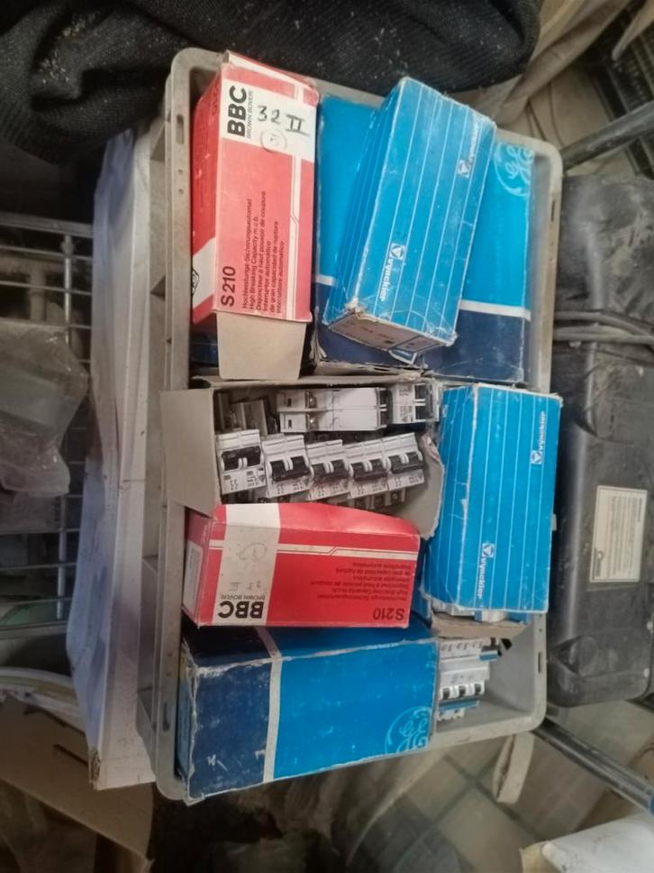 Grote partij zekeringen, Doe-het-zelf en Bouw, Elektriciteit en Kabels, Zo goed als nieuw, Ophalen