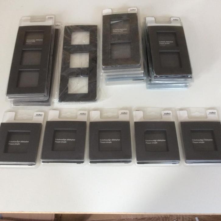 Niko Intense Anthracite, Doe-het-zelf en Bouw, Elektriciteit en Kabels, Nieuw, Stekker, Ophalen of Verzenden