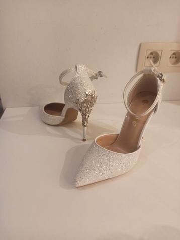 Zeer mooie pumps met glitter en zilveren ornament. JAARGANG  beschikbaar voor biedingen