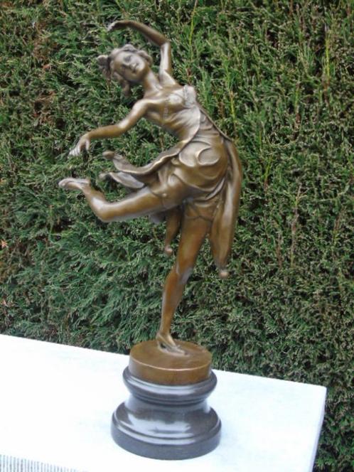 Dansende vrouw, jurk met bronzen belletjes gesigneerd., Antiek en Kunst, Antiek | Brons en Koper, Brons, Ophalen