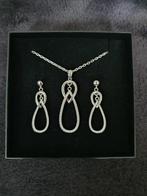 Zilveren halsketting met bijpassende oorbellen van Nona, Handtassen en Accessoires, Kettingen, Met kristal, Ophalen of Verzenden