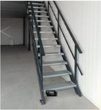 stalen trap met 2 leuningen en 14 tredes;, Doe-het-zelf en Bouw, Ladders en Trappen, Ophalen, Trap