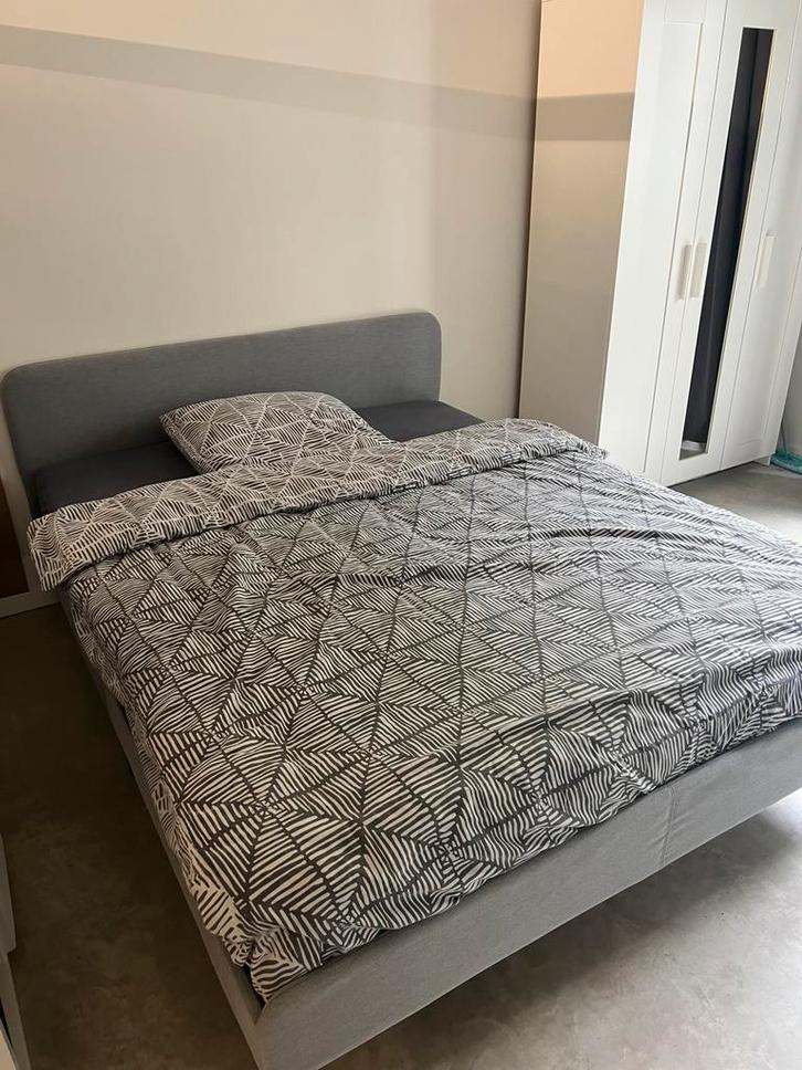 Bed + matras - 160x200, Huis en Inrichting, Slaapkamer | Bedden, Zo goed als nieuw, Tweepersoons, 160 cm, 200 cm, Stof, Grijs