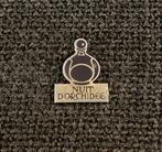 PIN - NUIT D'ORCHIDEE - YVES ROCHER - PARFUM - PERFUME, Verzamelen, Verzenden, Gebruikt, Merk, Speldje of Pin