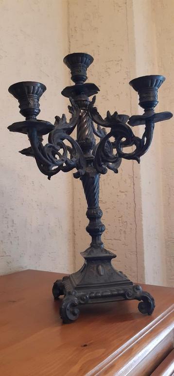 Antiek zware bronzen kandelaar beschikbaar voor biedingen