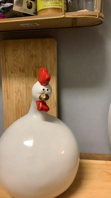 Porseleinen kip beschikbaar voor biedingen