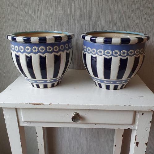 Deux pots de fleurs vintage en poterie blanche et bleue, Jardin & Terrasse, Pots de fleurs, Utilisé, Poterie, Intérieur, Moins de 40 cm