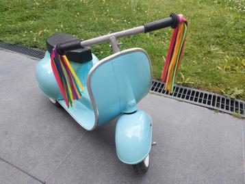 3-wieler loop vespa - zo goed als nieuw - voor kids max 30kg beschikbaar voor biedingen