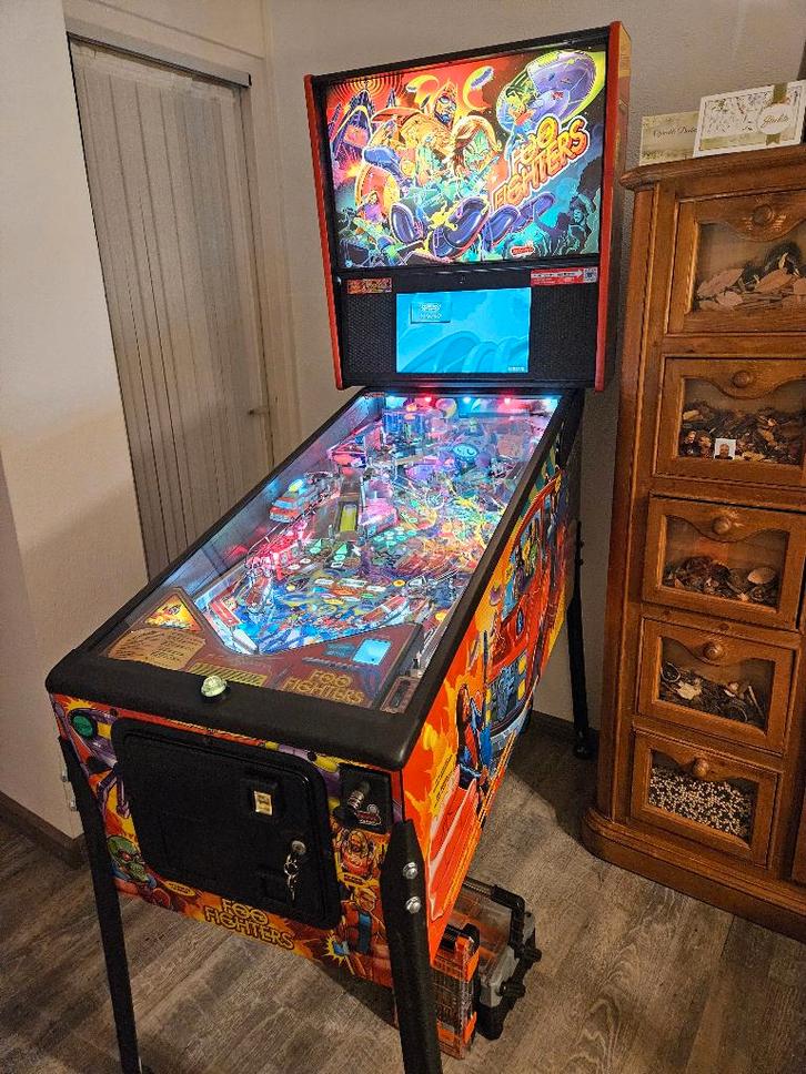 Foo Fighters Premium Flipperkast Stern, Shaker + IC., Verzamelen, Automaten | Flipperkasten, Zo goed als nieuw, Dot-matrix, Flipperkast