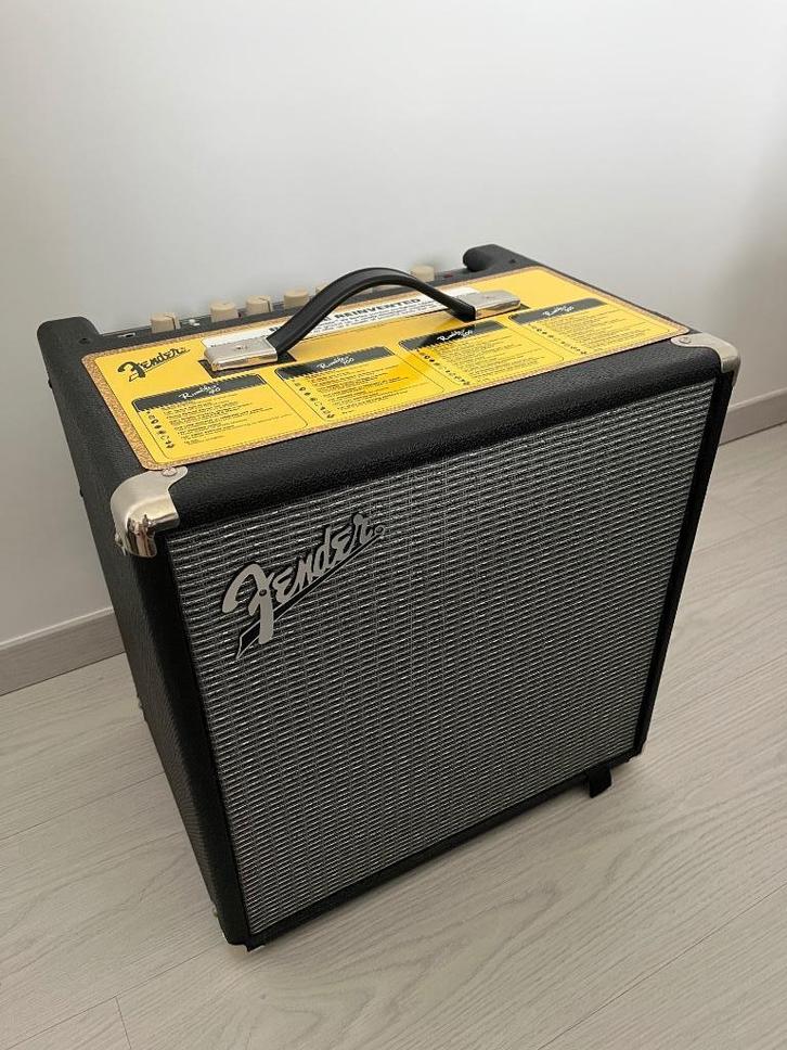 Fender Rumble 40 V3 Combo, Muziek en Instrumenten, Versterkers | Bas en Gitaar, Zo goed als nieuw, Basgitaar, Minder dan 50 watt