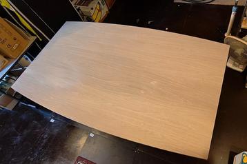 Tafel beschikbaar voor biedingen