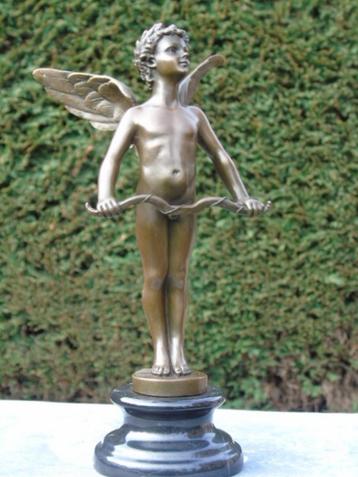 Bronzen beeld van Cupido gesigneerd op marmer. beschikbaar voor biedingen