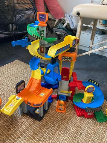 VTech Toet Toet toren met autootje beschikbaar voor biedingen