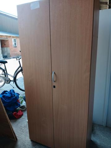 Houten kast  beschikbaar voor biedingen
