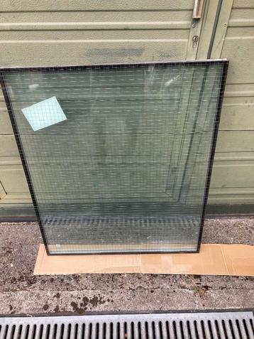 dubbelglas 70,5 x 85 cm waarbij 1 gewoon glas en 1 draadglas beschikbaar voor biedingen