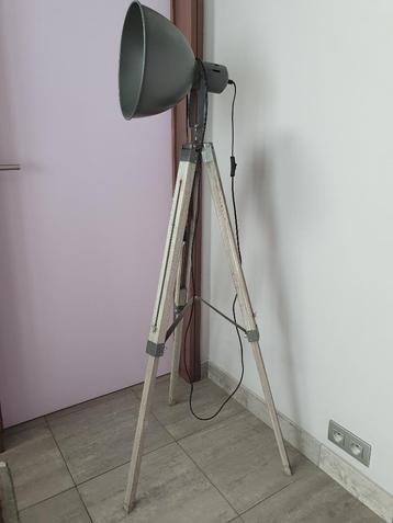 Staande lamp - tripod beschikbaar voor biedingen