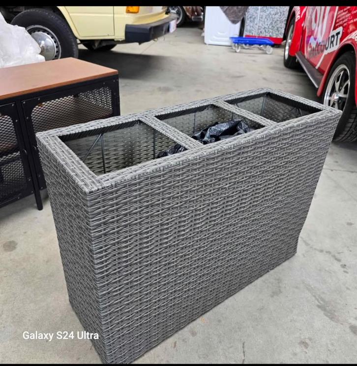 Grijze plastic bloembak voor imitatie rieten buitenshuis, Tuin en Terras, Bloembakken en Plantenbakken, Zo goed als nieuw, Hout