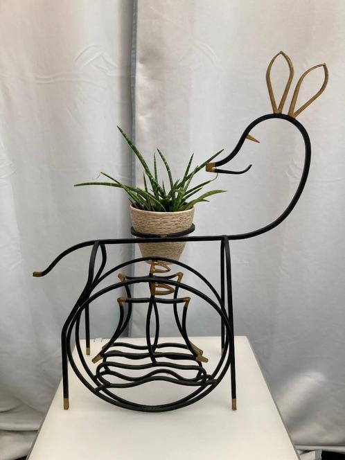 Vintage bambi krantenrek in smeedijzer met bloempothouder, Huis en Inrichting, Woonaccessoires | Krantenbakken en Lectuurbakken
