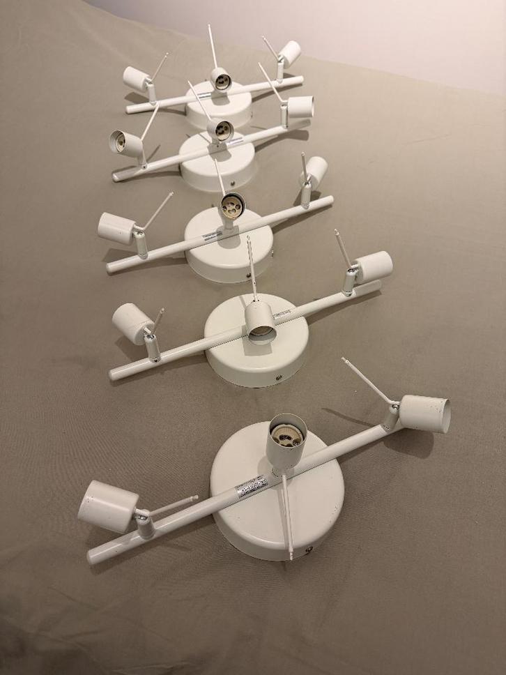 5 spots de plafond de couleur blanche., Maison & Meubles, Lampes | Spots, Comme neuf, Spot encastrable ou Spot mural, Métal ou Aluminium