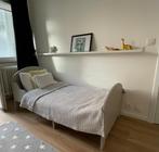 Lichtgrijs houten evoluerend kinderbed met lattenbodem, Ophalen, Zo goed als nieuw, Lattenbodem