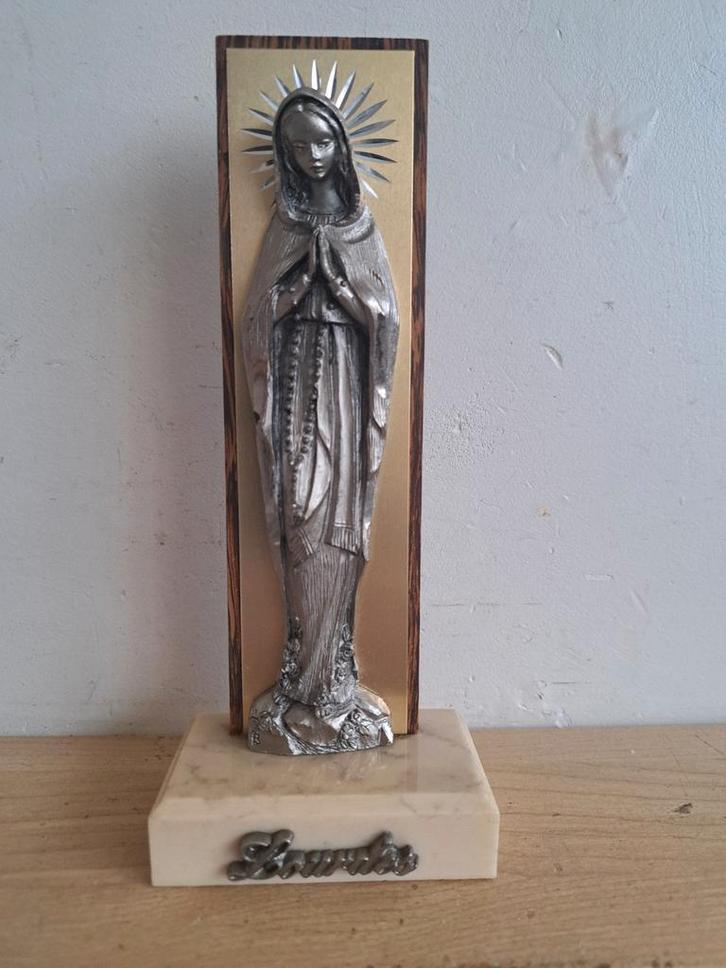 La Vierge Marie est représentée les mains jointes en prière., Verzamelen, Religie