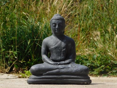 Boeddha in meditatie, gemaakt van vol steen grijs., Tuin en Terras, Tuinbeelden, Boeddhabeeld, Steen, Ophalen of Verzenden
