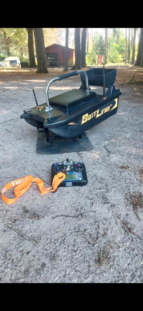 Omgebouwde baitliner "black pearl" voerboot, Watersport en Boten, Hengelsport | Karpervissen, Zo goed als nieuw, Ophalen