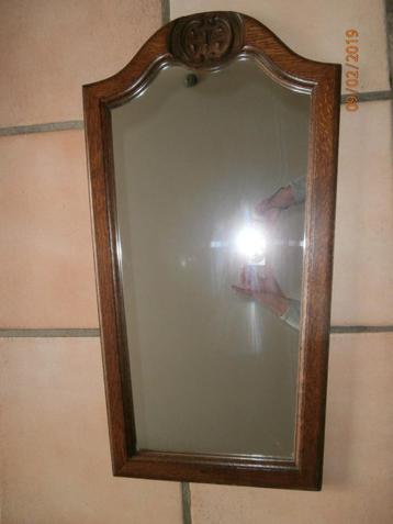 Miroir avec encadrement en chêne.