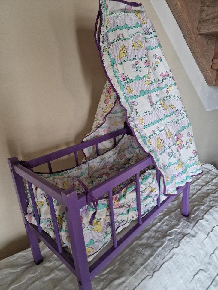 Lit pour poupée à baldaquin, Enfants & Bébés, Jouets | Poupées, Utilisé, Autres types, Enlèvement ou Envoi