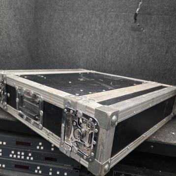FLIGHTCASE  19 INCH 2HE  voor en achterdeksel


 beschikbaar voor biedingen