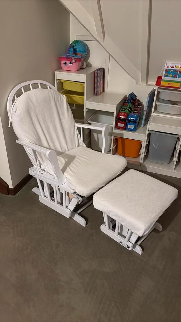 Schommelstoel met voetbankje, Kinderen en Baby's, Kinderkamer | Tafels en Stoelen, Zo goed als nieuw, Ophalen