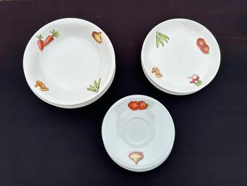 Oude vintage retro servies borden groenten