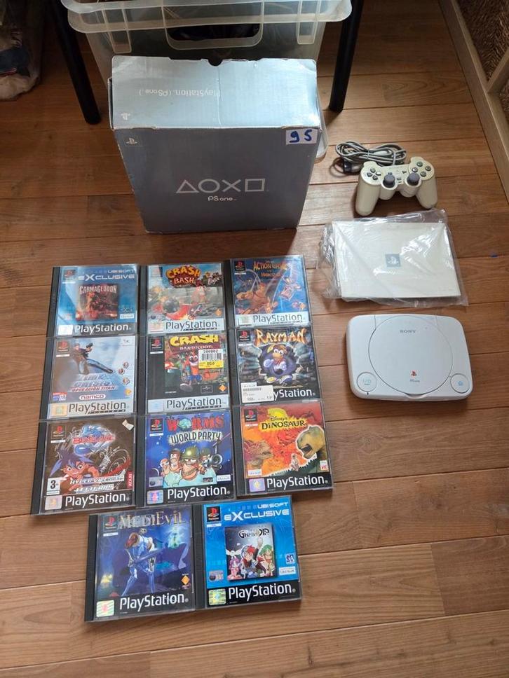 Playstation One boxed + games, Games en Spelcomputers, Spelcomputers | Sony PlayStation 1, Zo goed als nieuw, Ophalen of Verzenden