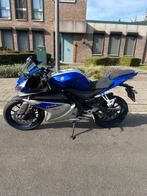 Yamaha yzf r125, Motoren, 2 cilinders, 125 cc, 11 kW of minder, Sport