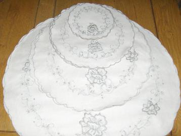 Napperon rond brodé et festonné(lot de 6 pour 10€), Enlèvement ou Envoi, Neuf