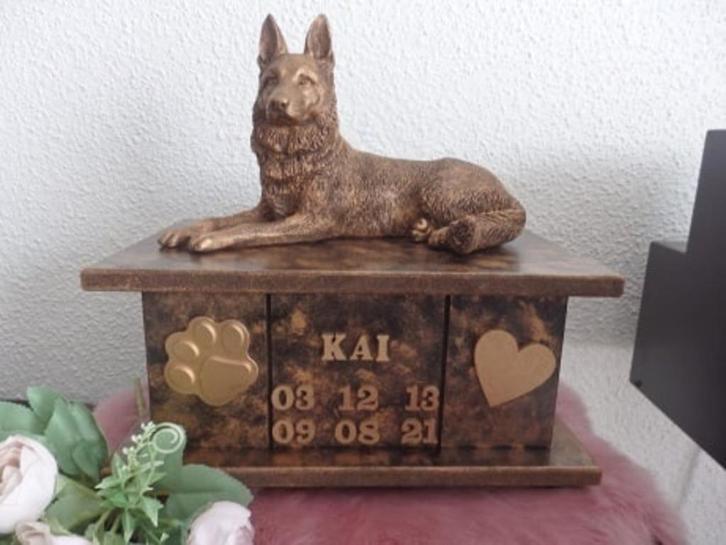 Herdershond beeld liggend op urn als set te koop, Dieren en Toebehoren, Honden-accessoires, Nieuw, Verzenden